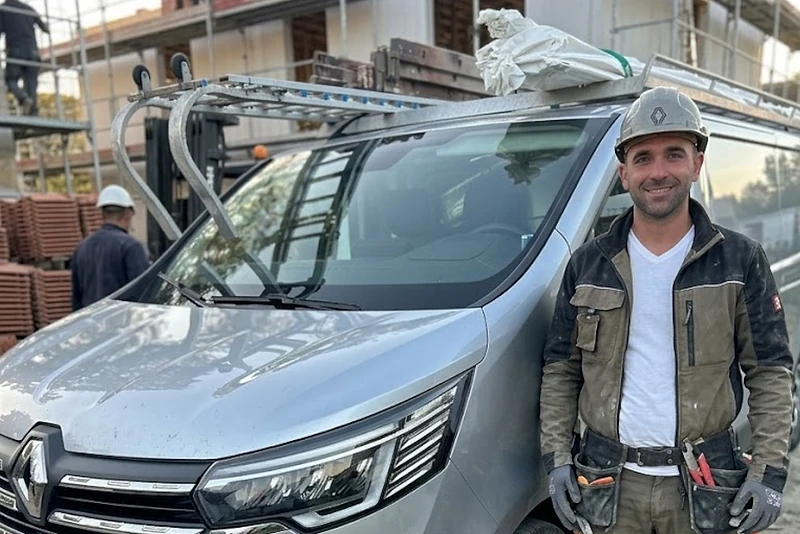 L’artisan couvreur de Pro Net Habitat devant son utilitaire équipé, sur un chantier