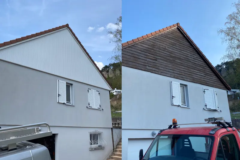Montage de deux photos d’un même pignon : à droite l’ancien bardage bois vieilli, à gauche le nouvel habillage clair