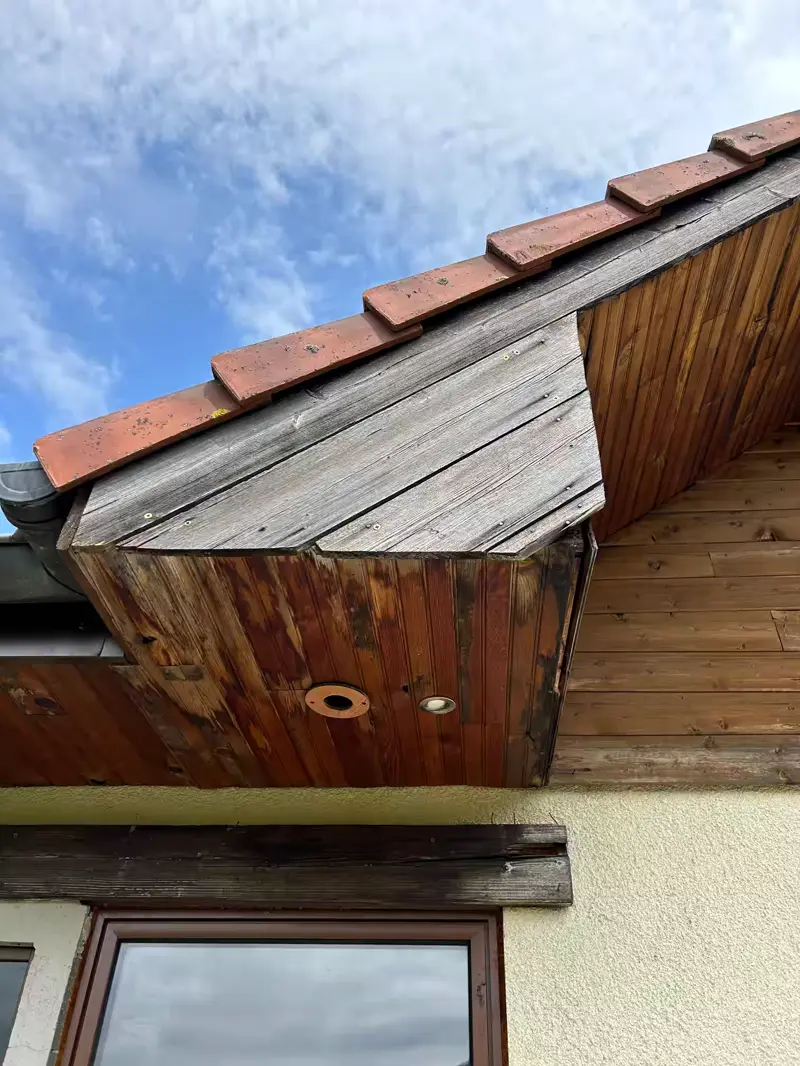 Avant : caisson de débord en bois grisé et abîmé sous la rive