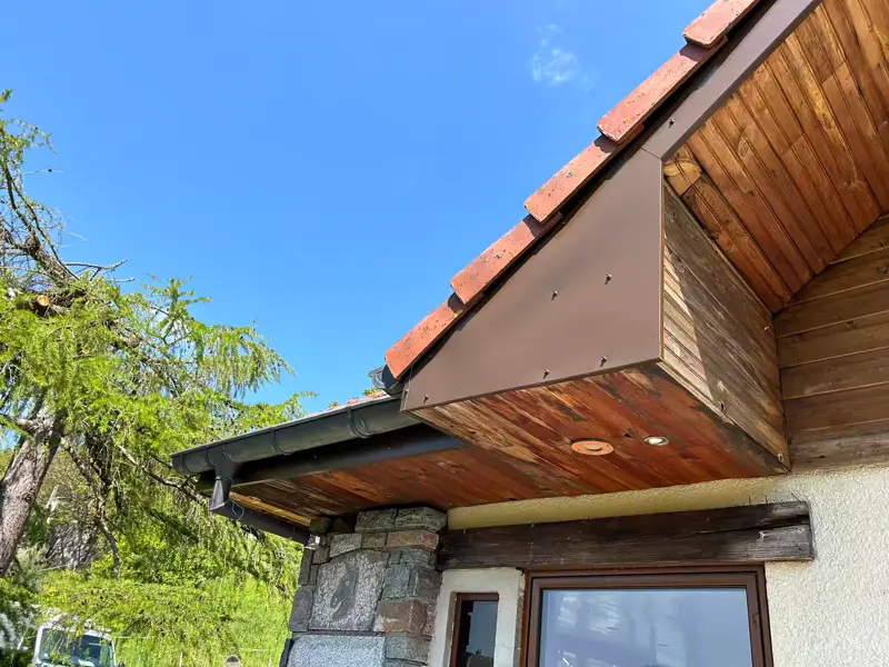 Après : joue du débord et rive recouvertes d’aluminium brun