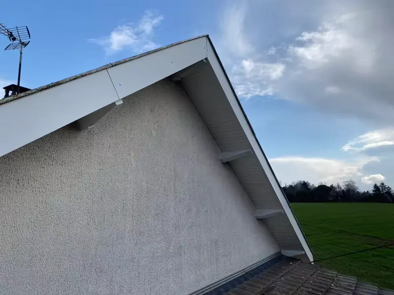 Pignon aux rives de toiture refaites et habillées d’aluminium blanc