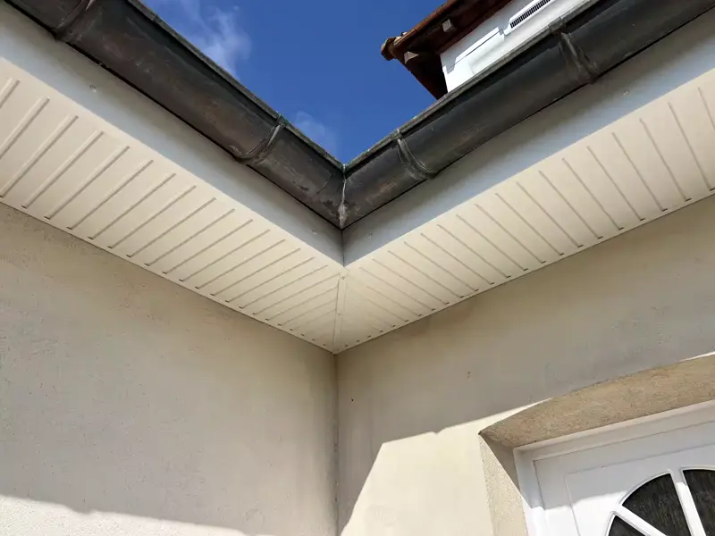 Débord de toit habillé en aluminium blanc, finition neuve
