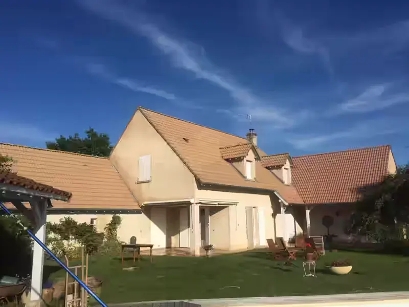 Après : la même maison, toiture en tuiles nettoyée