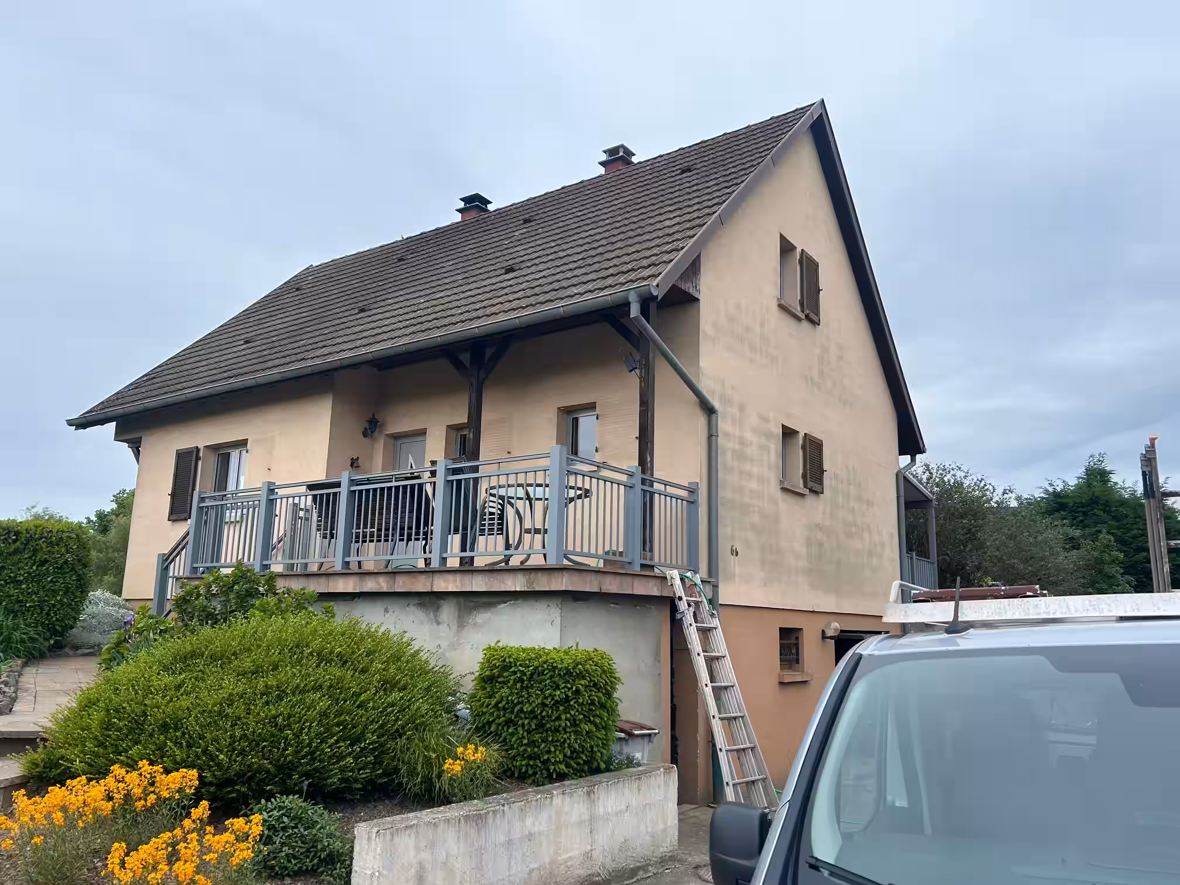 Zinguerie et faîtage repris après rénovation de toiture