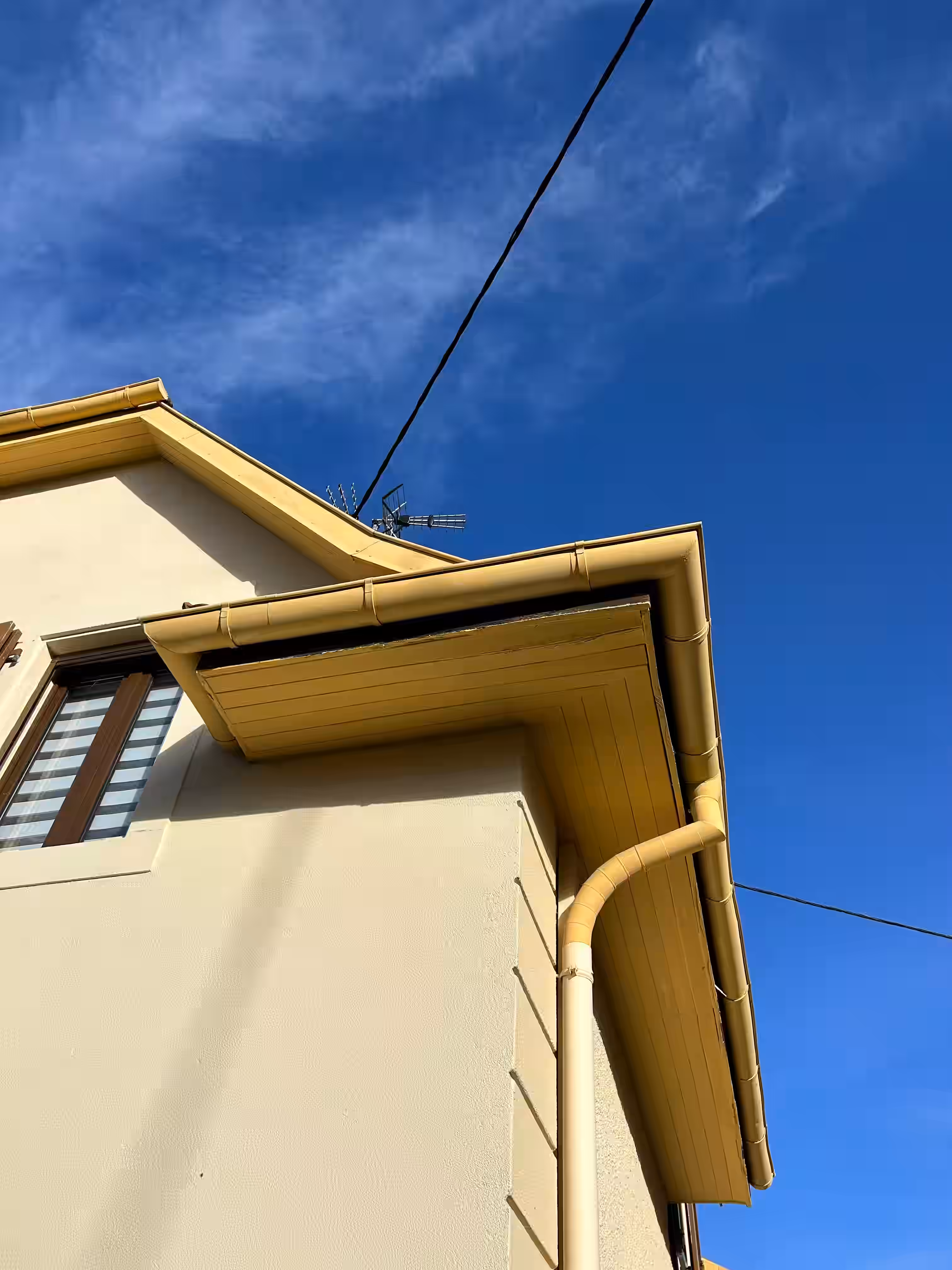 Façade abîmée avant travaux de ravalement