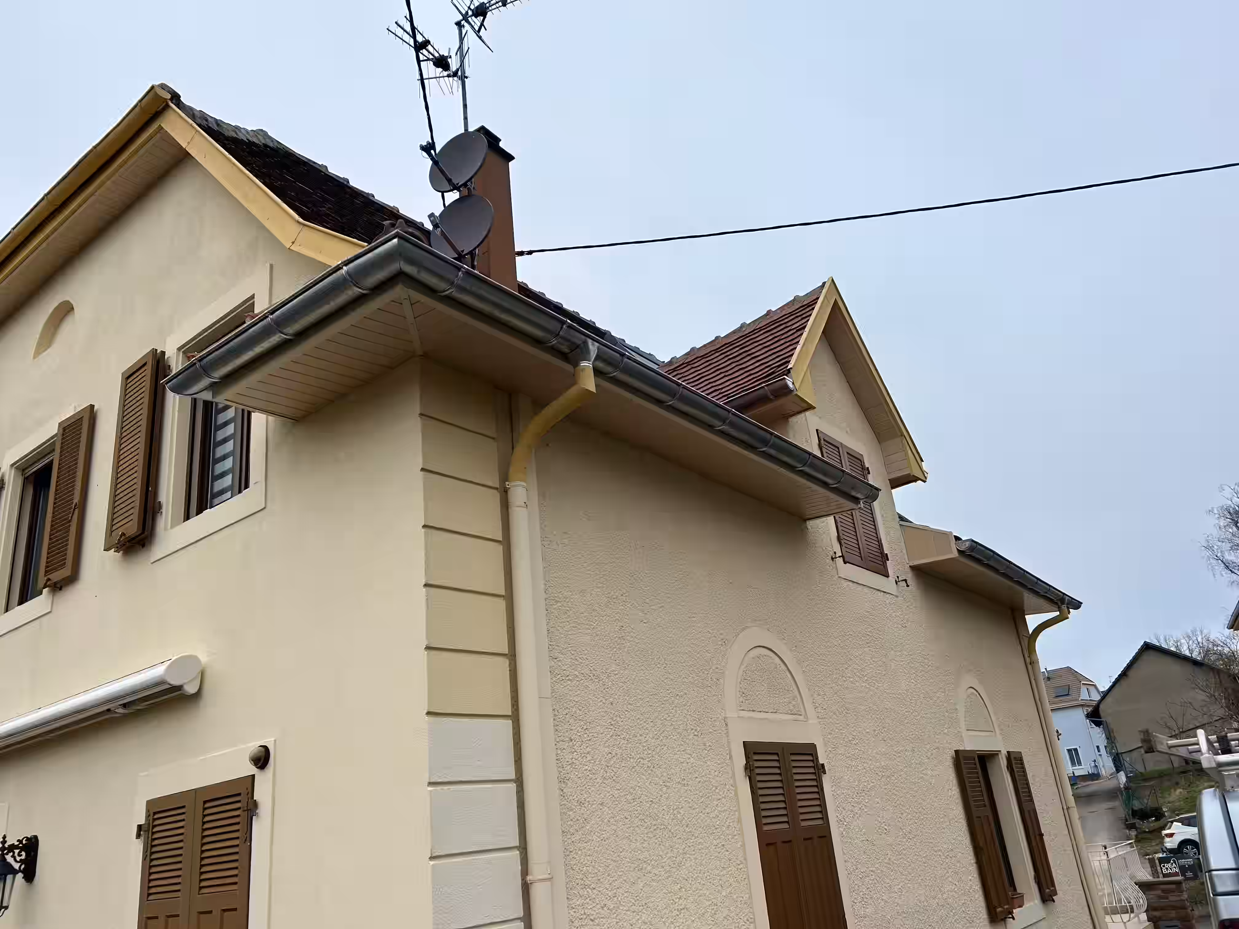 Façade de maison rénovée après ravalement complet