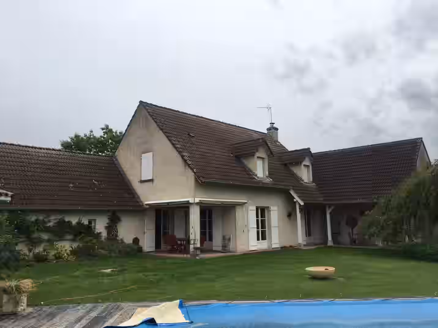 Ancienne gouttière percée avant remplacement