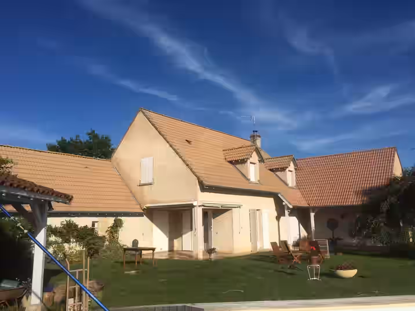 Gouttière aluminium neuve posée sur planche de rive